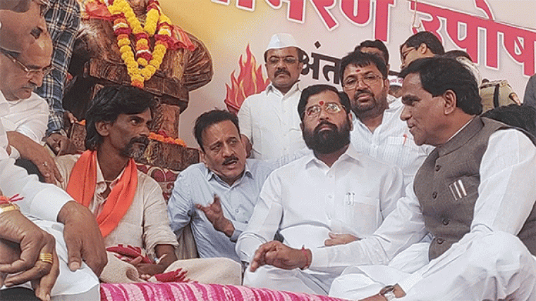 Maratha Reservation: आखिरकार खत्म हुई मनोज जारांगे की भूख हड़ताल, क्या CM को बुलाने की थी जिद?