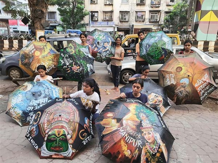 गुरूकुल के बालचित्रकारों ने छातों चित्रकारी कर किया बारीश का स्वागत