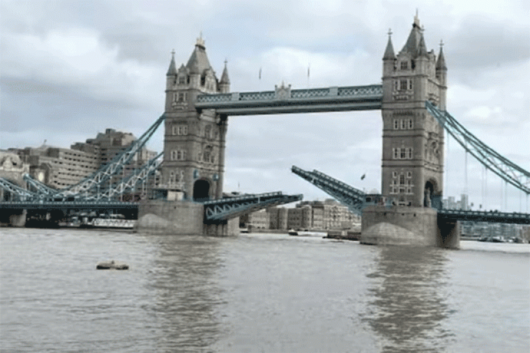 London Tower Bridge: 2 भागों में 'बंटा' लंदन का टॉवर ब्रिज, गाड़ियों के जमावड़े जूझते रहे लोग