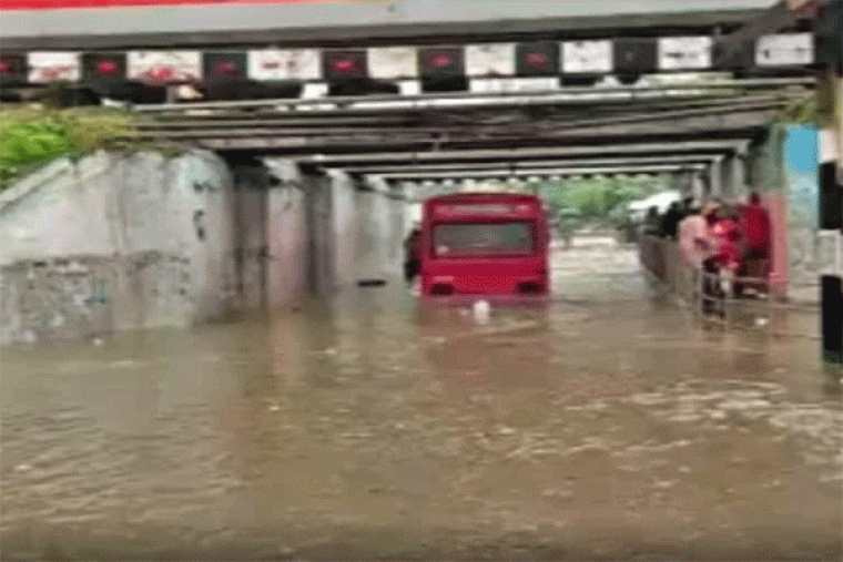 Rain Orgy: ट्रैफिक जाम, सड़कें जलमग्न; चेन्नई में लगातार बारिश ने बरपाया कहर 