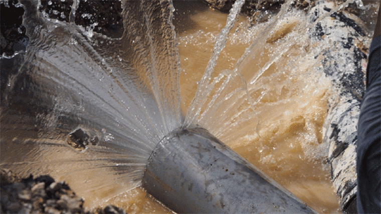 burst water pipe : मालाड पश्चिम में फूटी पानी की पाइप लाइन